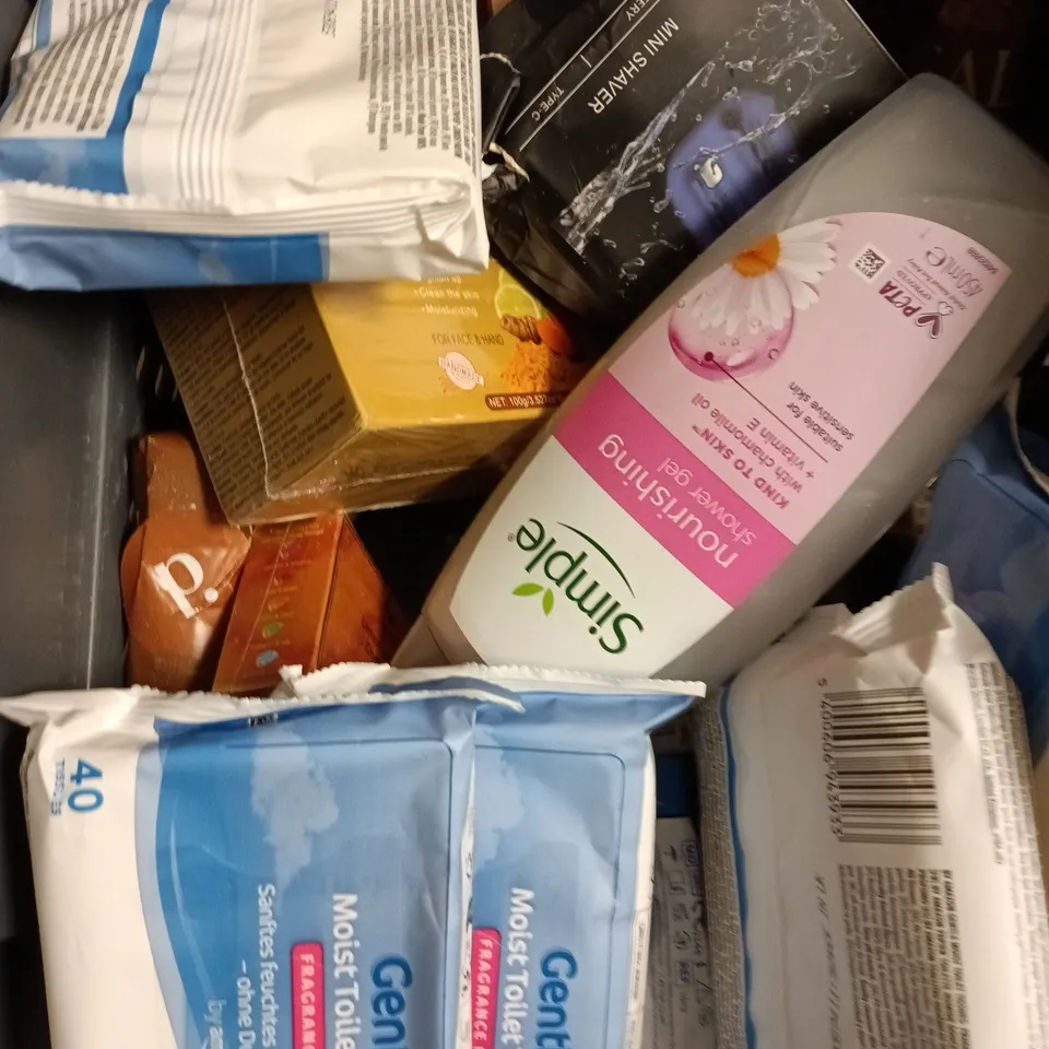 APPROXIMATELY 15 ASSORTED HEALTH & BEAUTY PRODUCTS TO INCLUDE BLACK SOAP, MOIST TOILET TISSUE, MINI SHAVER ETC 