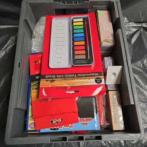 APPROXIMATELY 10 ASSORTED TOYS & GAMES PRODUCTS TO INCLUDE , MICKEY MOUSE BOOK , WATERCOLOUR PENCILS , ETC 