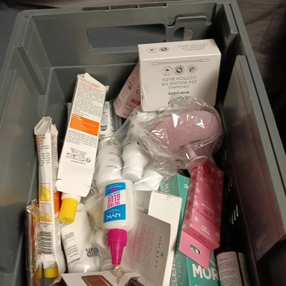 APPROXIMATELY 20 HEALTH AND BEAUTY PRODUCTS TO INCLUDE DOVE HAND WASH, DERMA-LOTION DRY SKIN CREAM AND MUDD MATT GROOMER