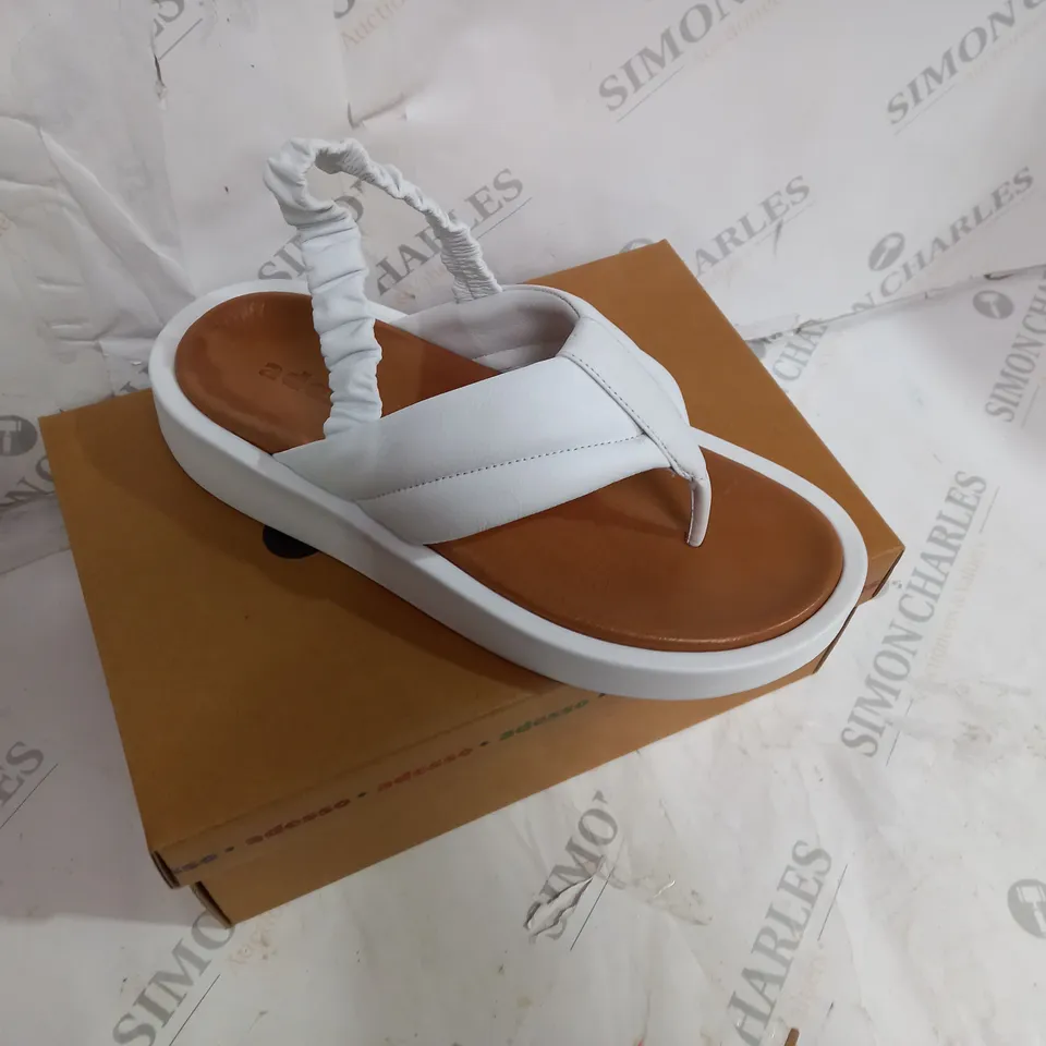 BOXED PAIR OF ADESSO LEATHER PLATFORM SANDALS IN WHITE SIZE 7