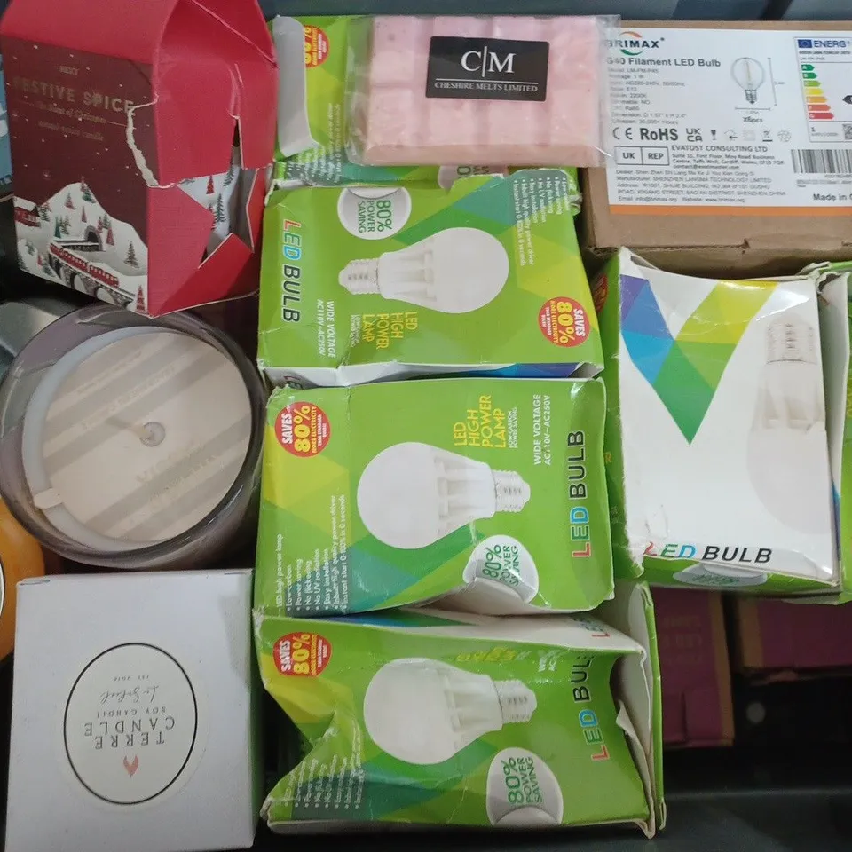 BOX OF APPROXIMATELY 15 ASSORTED ITEMS TO INCLUDE - TAPO SMART WIFI BULB - YANKEE CANDLE DUVET DAY - ST.EVAL FIGGY PUDDING ETC