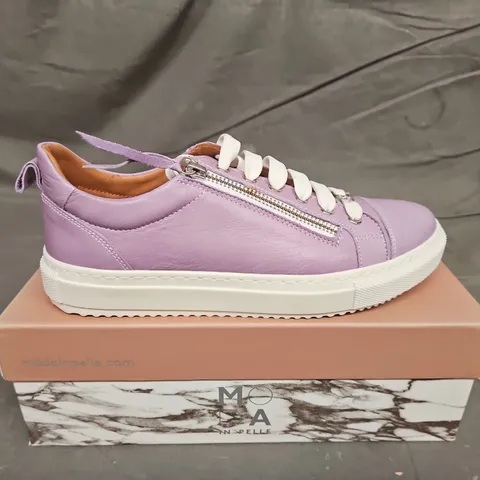 BOXED PAIR OF MODA IN PELLE LILAC LEATHER TRAINERS - UK SIZE 39
