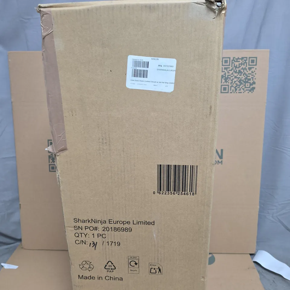 SHARK STRATOS CORDLESS VACUUM W/ ANTI HAIR WRAP