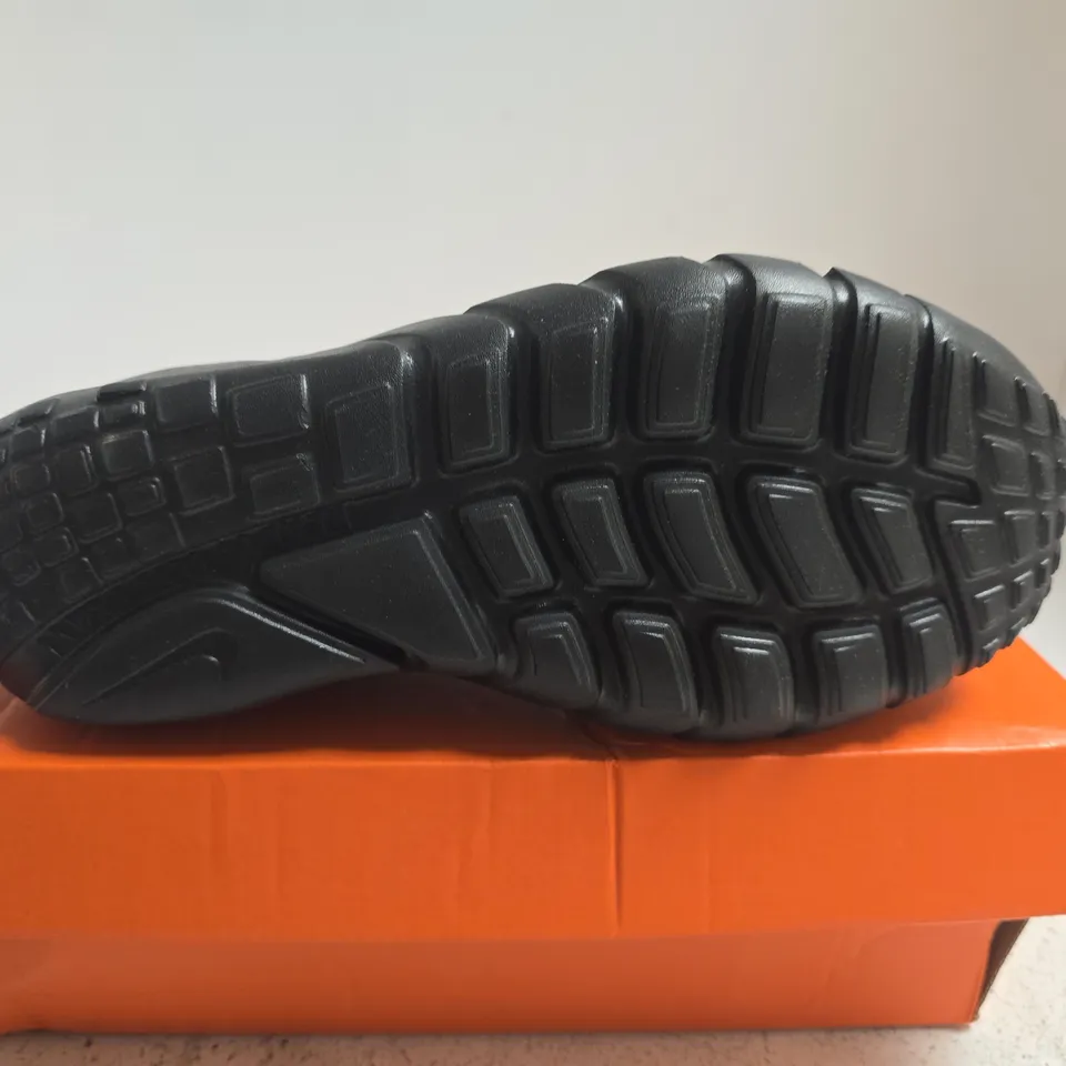BOXED PAIR OF NIKE FLEX RUNNER 2 (GS) KIDS TRAINERS – UK 5.5