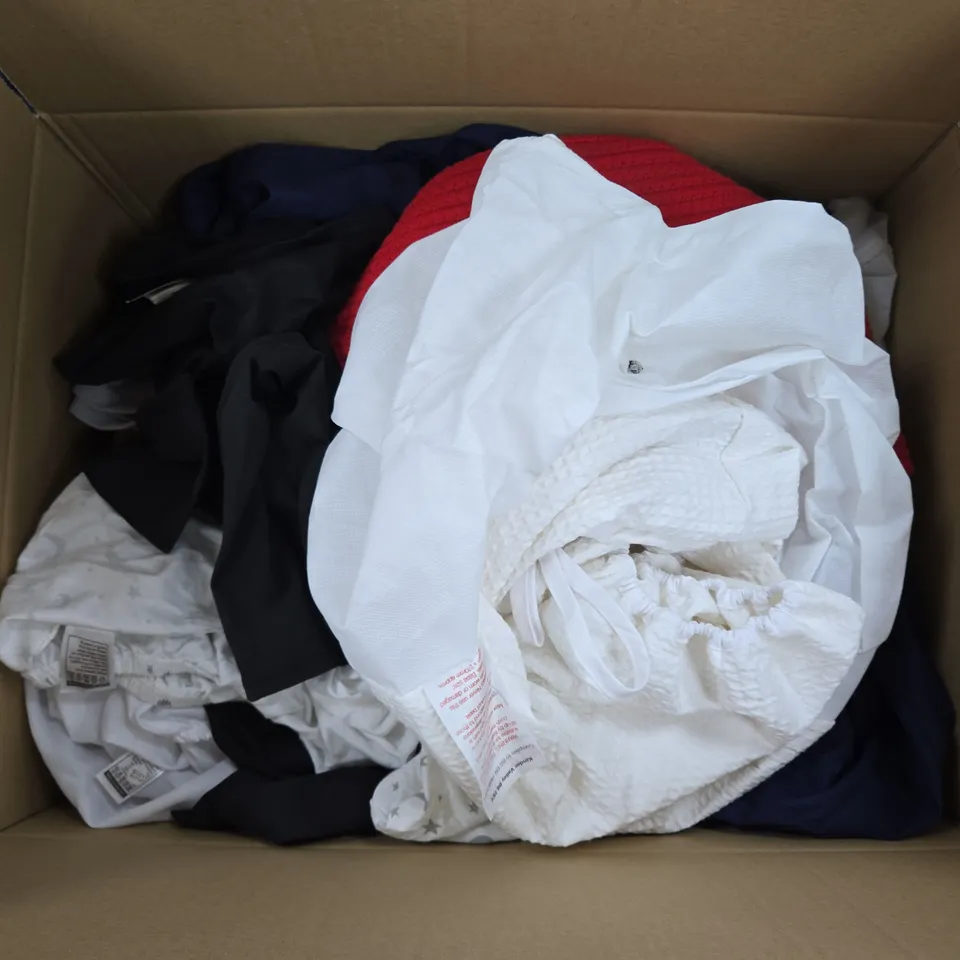 APPROXIMATELY 15 ASSORTED HOUSEHOLD ITEMS TO INCLUDE TOWELS, BEDDING, MOSES BASKET BODDY, ETC