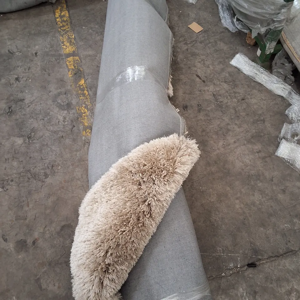 LARGE ROLLED SHAGGY RUG IN NATURAL