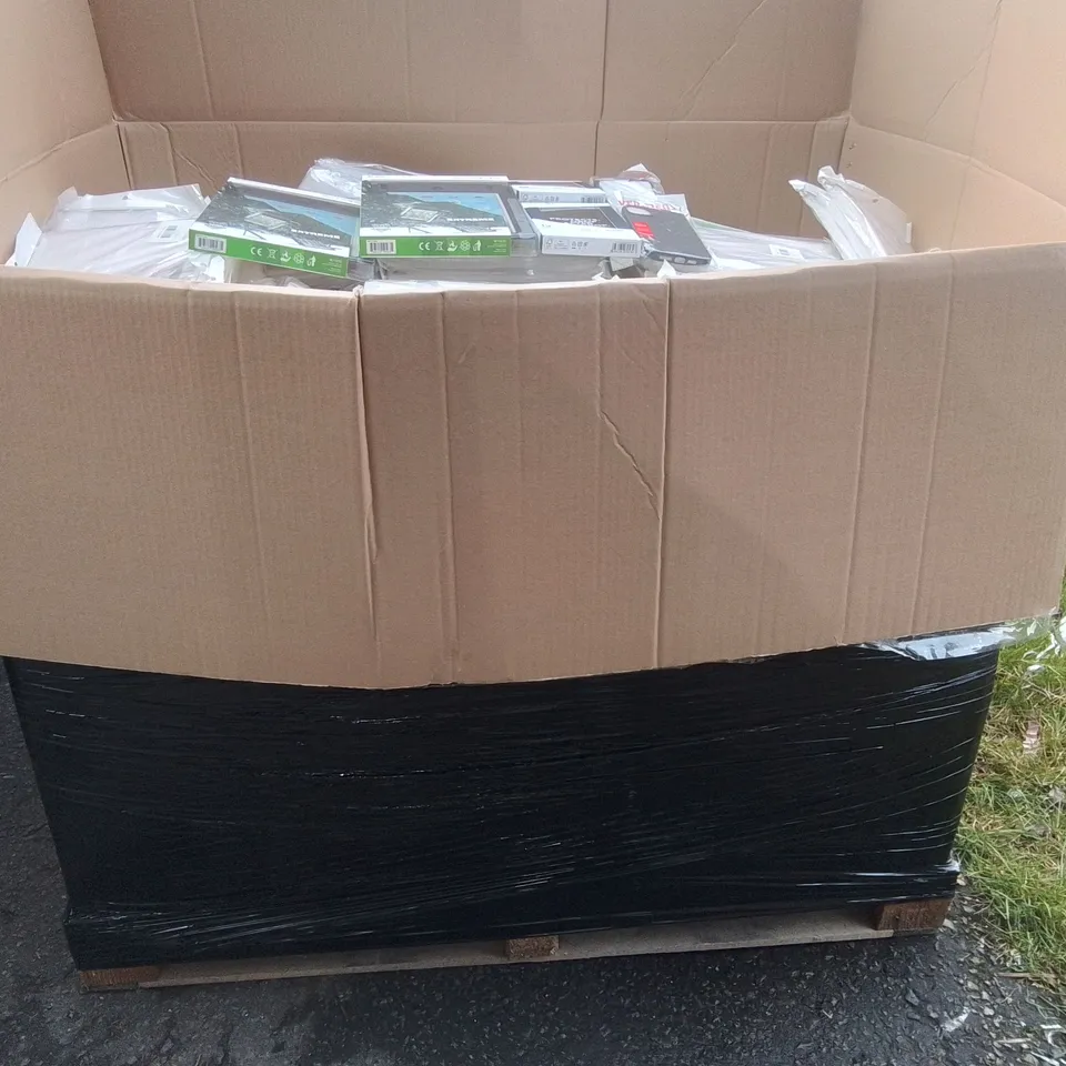 PALLET CONTAINING A LARGE QUANTITY OF ASSORTED BRAND NEW PHONE AND TABLET CASES 