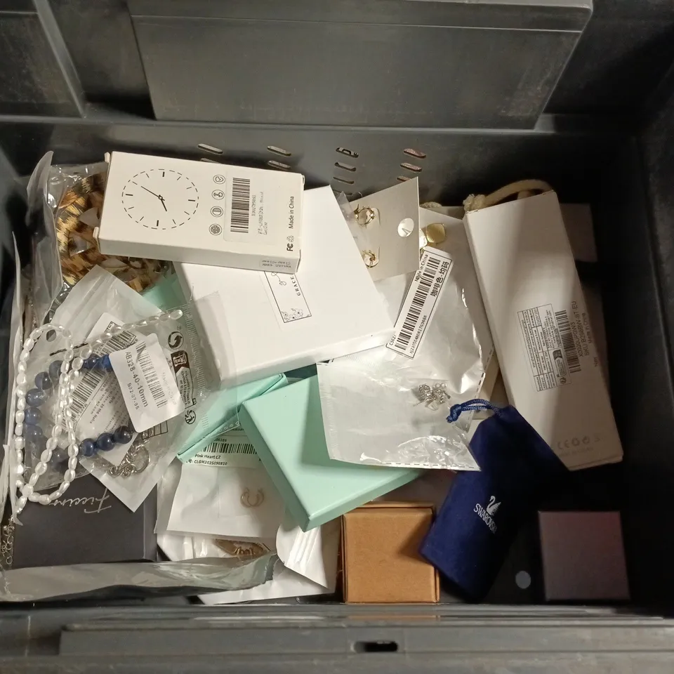 ASSORTED FASHION JEWELLERY BUNDLE: BRACELETS, RINGS AND EARRINGS WITH BRANDED BOXES (QAMAR JEWELRY, SIGNIA, SAVA, ST JUSTIN)