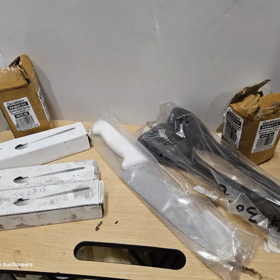 BOX OF ASSORTED CATERING ITEMS, INCLUDING 4 × 2L MEASURING JUGS, 3 × 12 PIECE S9DA SPOONS, 2 × 24 STAINLESS STEEL RAMEKINS, COOKS KNIFE, 3 × SERVING SPOONS.