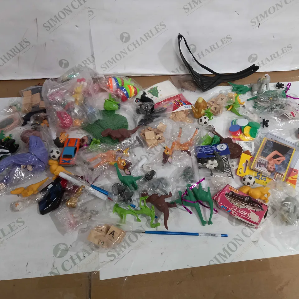 LOT OF ASSORTED TOYS TO INCLUDE FIGURINES, ART SUPPLIES, TRADING CARDS ETC