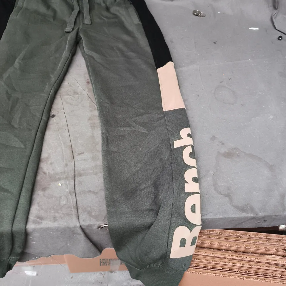 BOX OF APPROXIMATELY 20 ASSORTED CLOTHING ITEMS TO INCLUDE: BENCH JOGGERS 