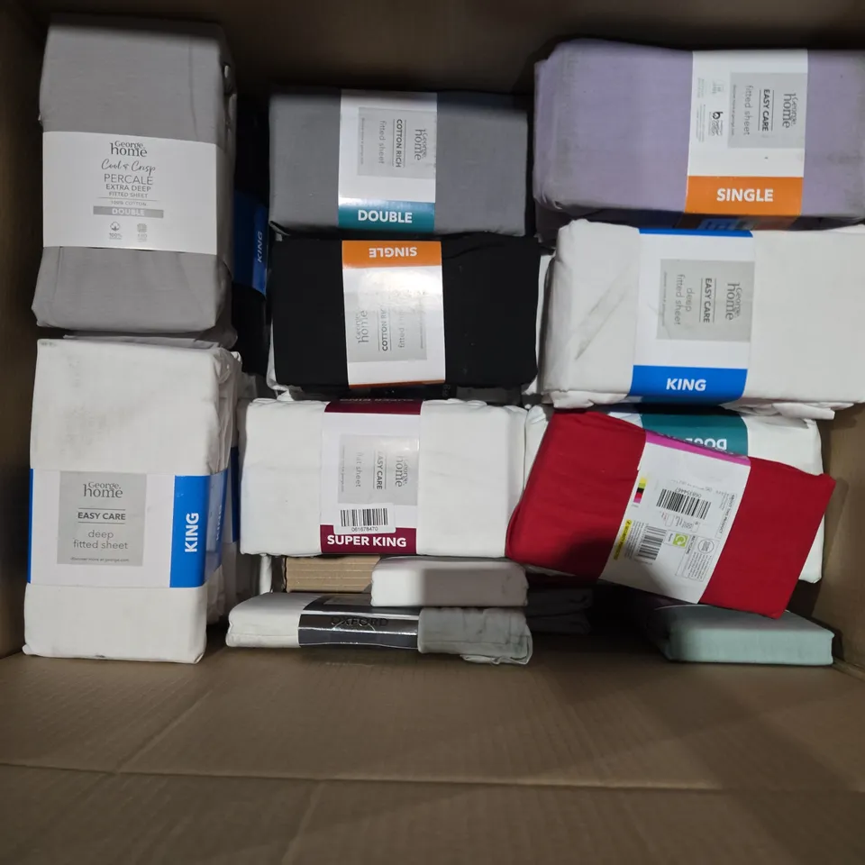 BOX OF APPROXIMATELY 12 ASSORTED BEDDING AND SOFT FURNISHING  ITEMS TO INCLUDE - FITTED SHEET SINGLE , SATEEN FITTED SHEET SINGLE , 2 SATEEN PILLOW CASES ETC