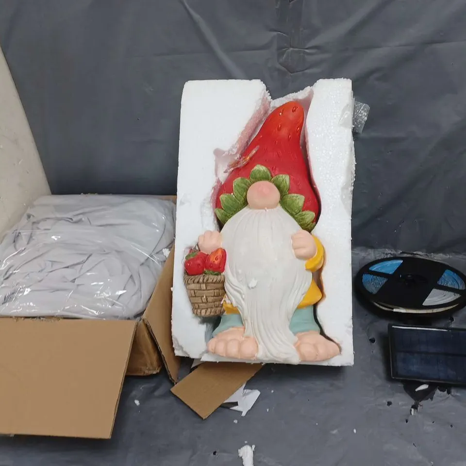 CAGE OF APPROXIMATELY 10 ASSORTED HOUSEHOLD ITEMS TO INCLUDE COZZEE HOME KING SIZE BEDDING, GARDEN LED STRIPS, AND GARDEN KNOME ETC. 