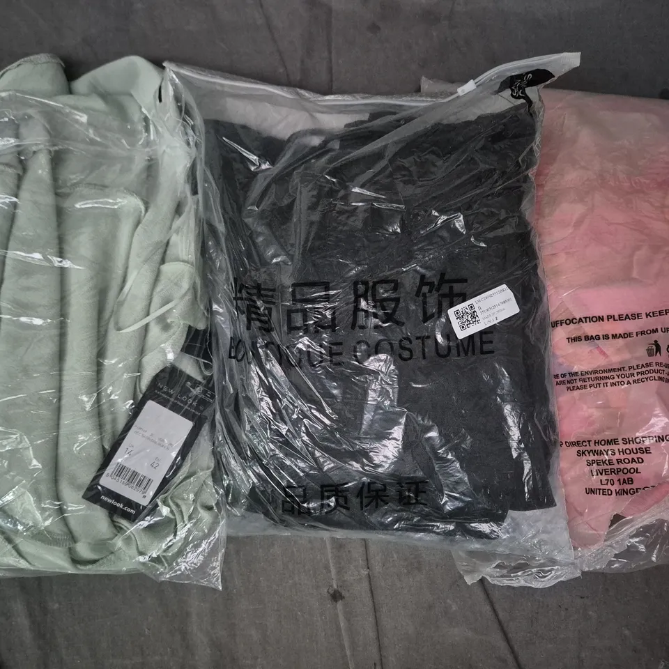 APPROXIMATELY 25 ASSORTED CLOTHING AND FASHION PRODUCTS IN VARIOUS STYLES AND SIZES - COLLECTION ONLY