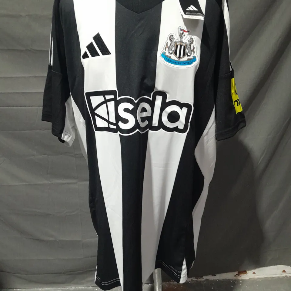 NEWCASTLE UNITED HOME JERSEY - UK XL