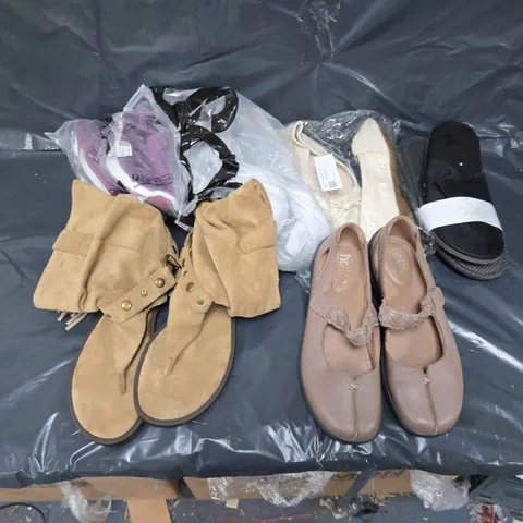 APPROXIMATELY 20 ASSORTED PAIRS OF SHOES AND FOOTWEAR ITEMS IN VARIOUS STYLES AND SIZES TO INCLUDE HOTTER, ASOS, BERSHKA, ETC