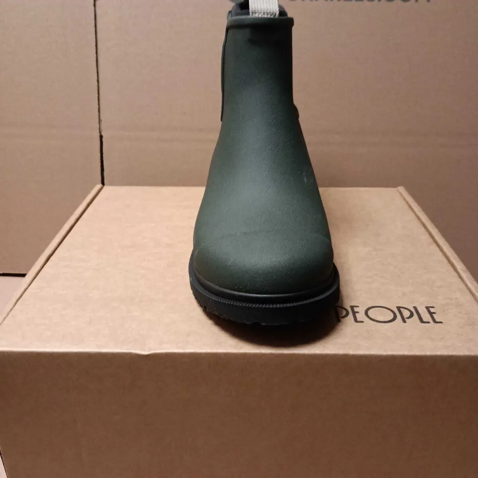 MERRY PEOPLE GREEN RUBBER CHELSEA BOOTS SIZE 6