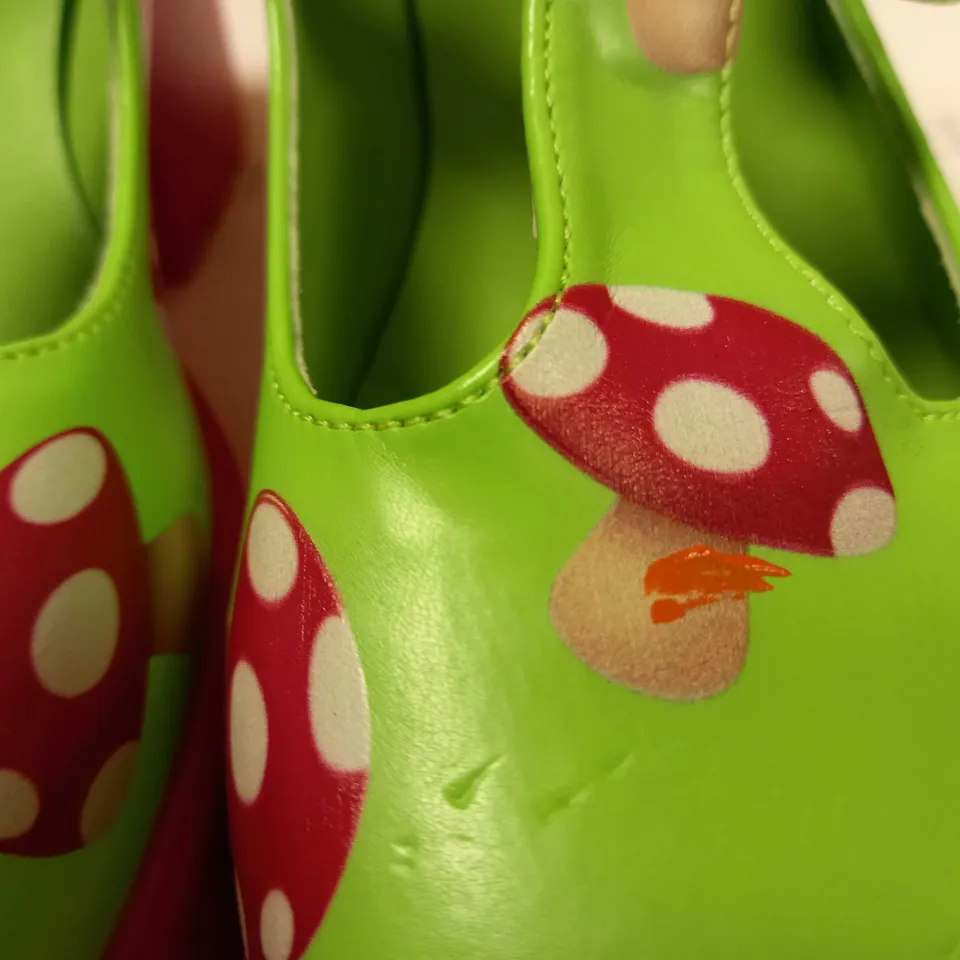 KOI VIBRANT GREEN/RED MUSHROOM STATEMENT PLATFORM VEGAN SHOES - SIZE 4