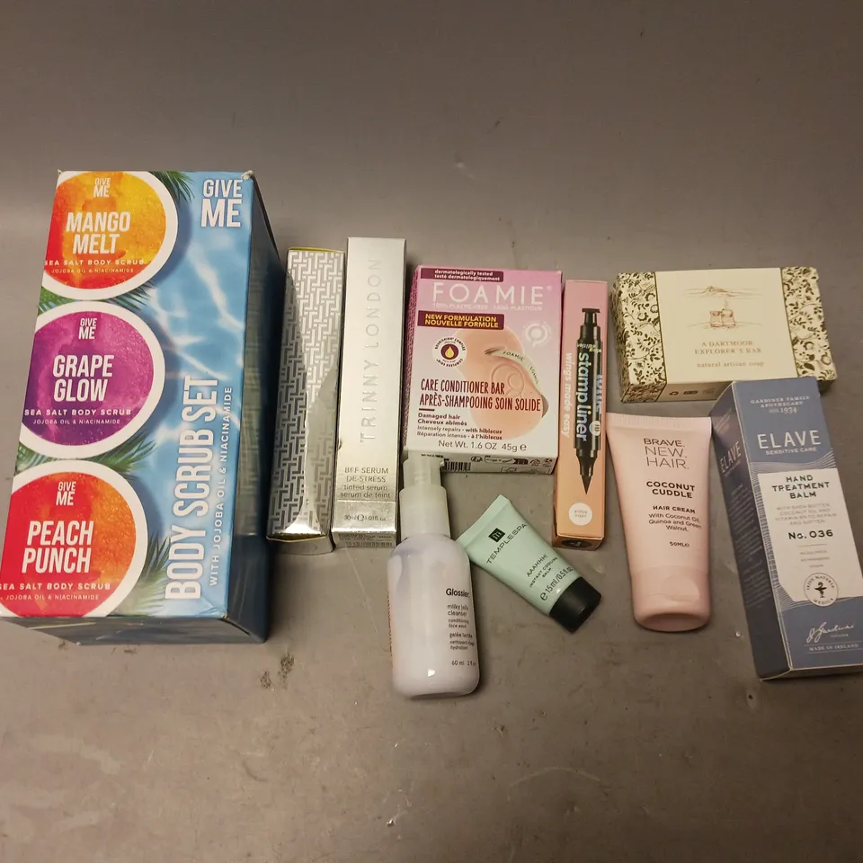 BOX OF APPROXIMATELY 15 COSMETIC ITEMS TO INCLUDE JUDE EVERYDAY BAMBOO PADS, NAIL GLUE KIT, AND LOTTIE NAILS ETC. 