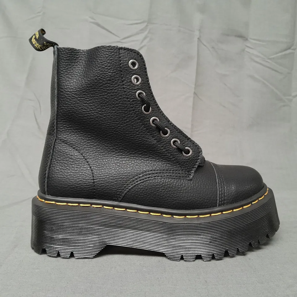 BOXED PAIR OF DR MARTENS SINCLAIR BOOTS IN BLACK UK SIZE 7