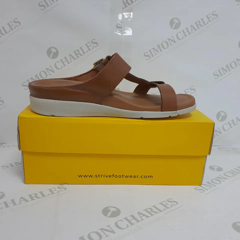 BOXED PAIR OF STRIVE SANTORINI SANDALS IN TAN SIZE 5