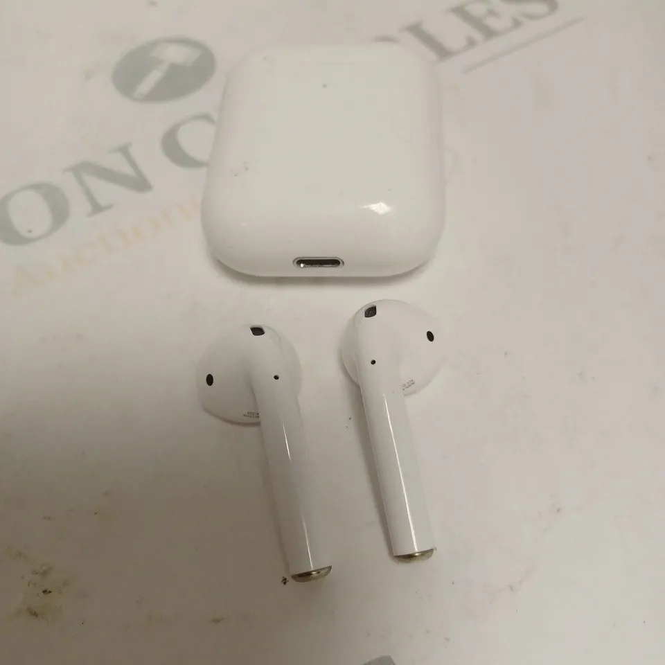APPLE AIRPODS IN WHITE WITH CHARGING CASE 