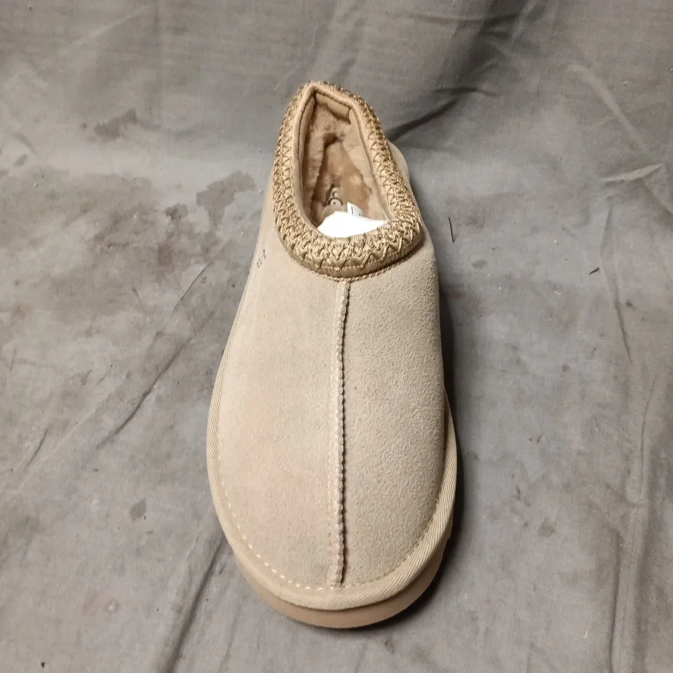 UGG BEIGE SLIP-ON SLIPPERS WITH SHEARLING LINING SIZE 7