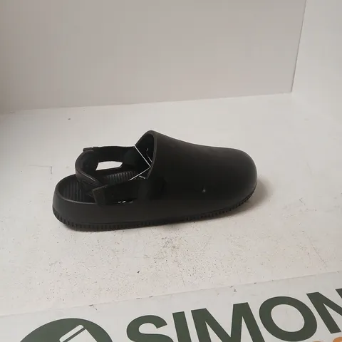 NIKE CALM MULE BLACK β SLIP-ON MULE, UNISEX (UK 9 MEN / 8.5 WOMEN ON TAG)