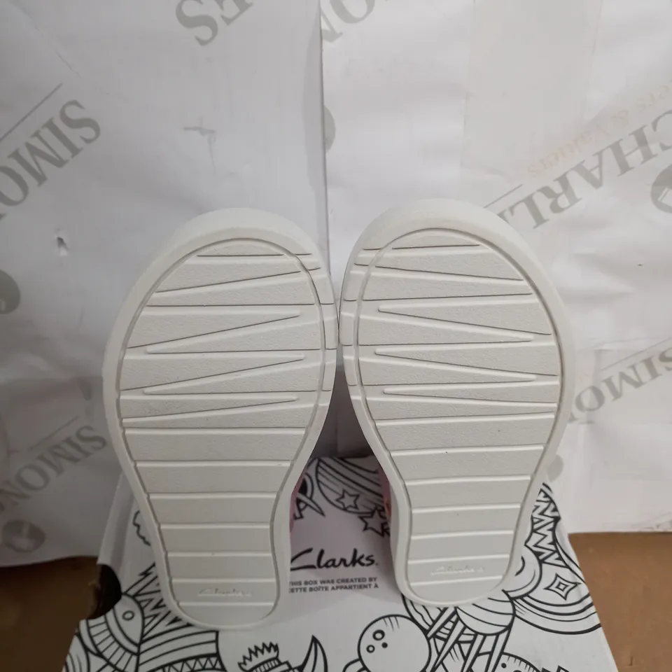 BOXED PAIR OF CLARKS CITY POP T IN LIGHT PINK SIZE 9