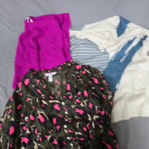 APPROXIMATELY 15 ASSORTED CLOTHING ITEMS IN VARIOUS STYLES, SIZES & COLOURS TO INCLUDE WYNNNE LAYERS, D&CO, KIM&CO, ETC