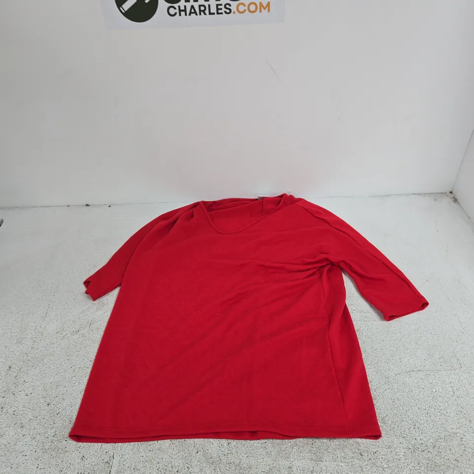 BOX OF APPROXIMATELY 25 ASSORTED CLOTHING TO INCLUDE: KIM AND CO JUMPER