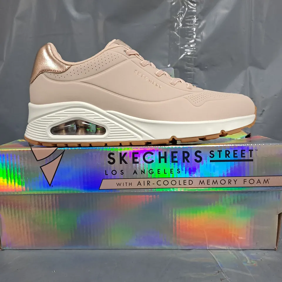 BOXED PAIR OF SKECHERS WOMEN'S SHOES IN PALE PINK/ROSE GOLD SIZE UK 7