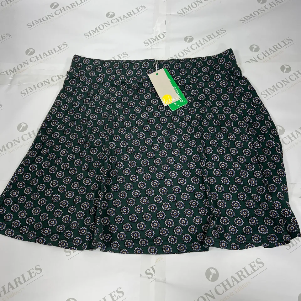 BODEN SKIRT WITH FLORAL PRINT IN DARK GREEN SIZE 14R