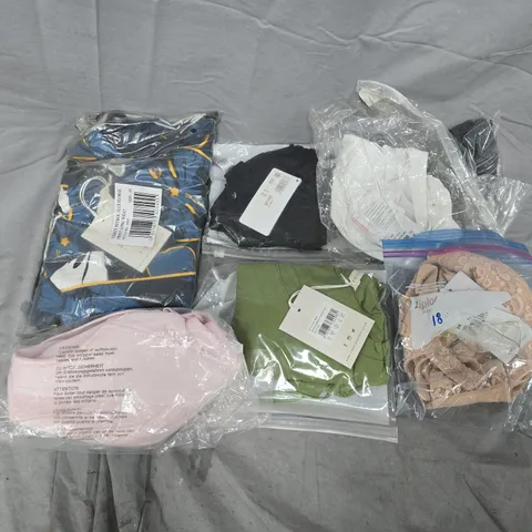 APPROXIMATELY 20 ASSORTED CLOTHING ITEMS IN VARIOUS COLOURS, SIZES, AND STYLES TO INCLUDE BRANDS SUCH AS LYCRA, CYBER JAMMIES, ROSA FAIA, ETC