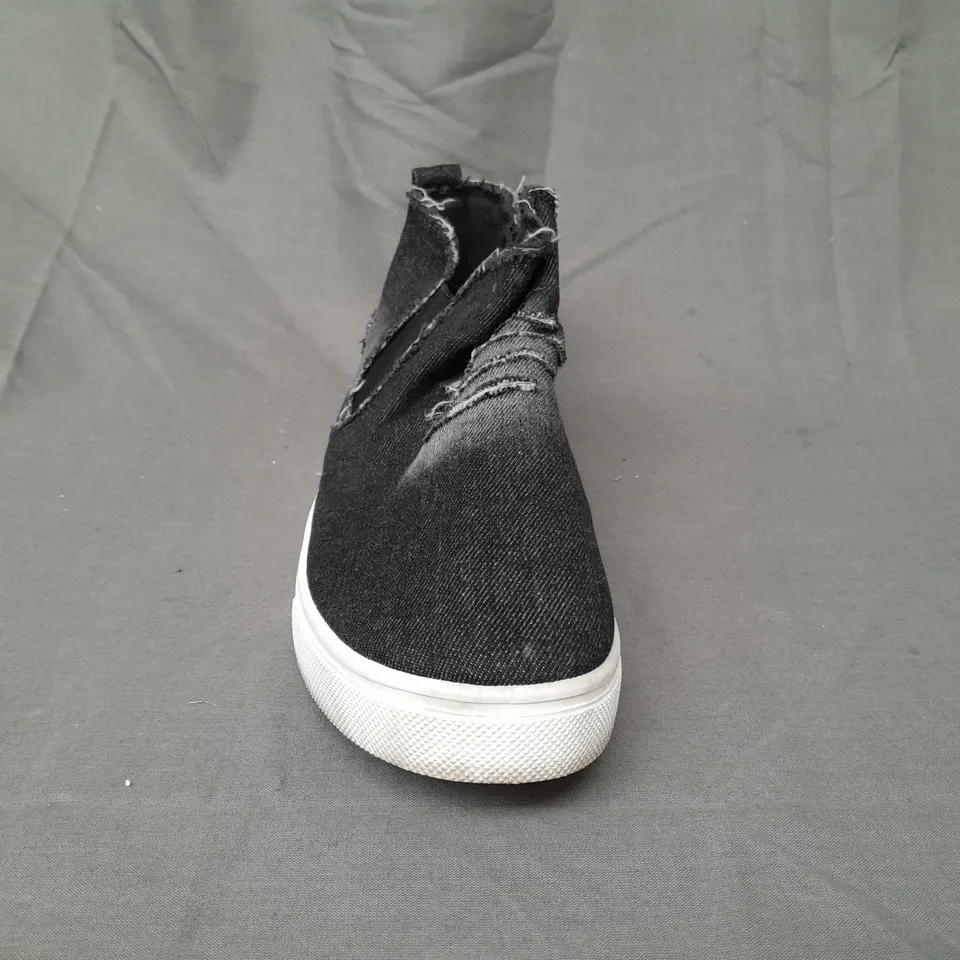 BOX OF APPROXIMATELY 10 PAIRS OF W.S AM-035 SHOES IN BLACK DENIM - VARIOUS SIZES