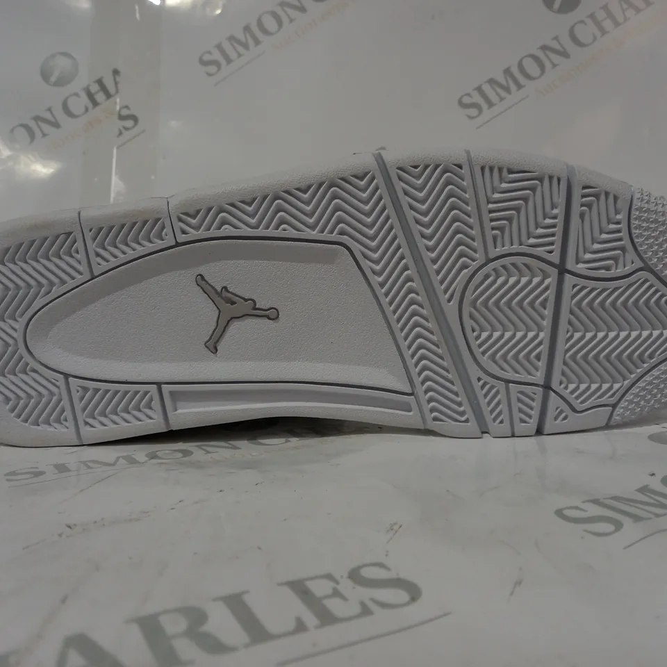 BOXED PAIR OF NIKE AIR JORDAN 4 RETRO SHOES IN WHITE UK SIZE 10