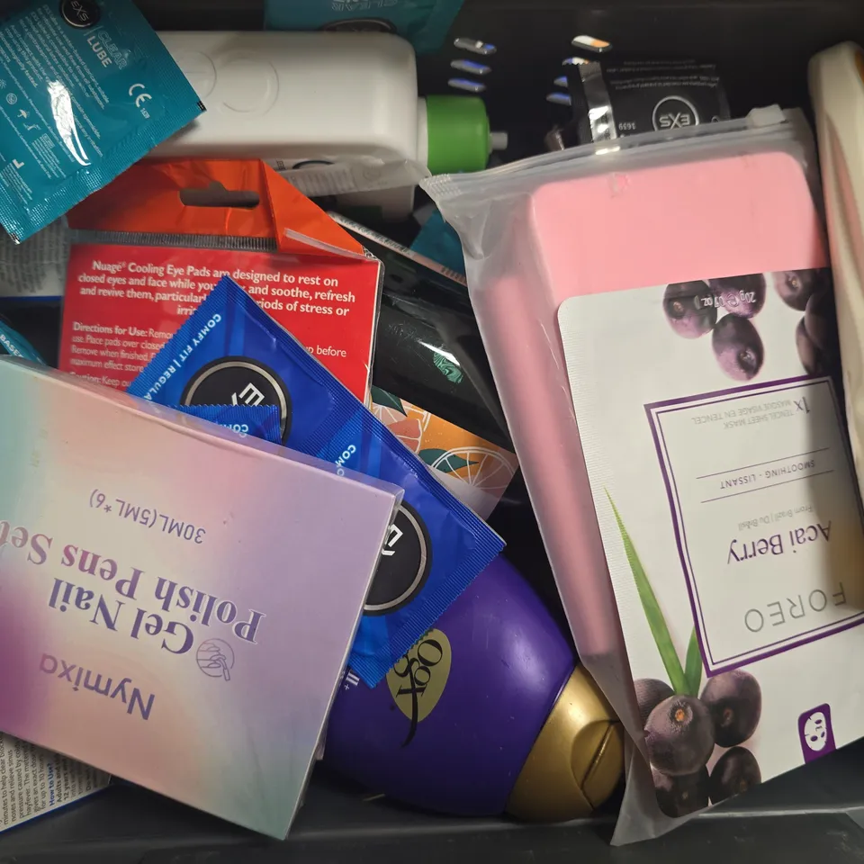 APPROXIMATELY 15 ASSORTED COSMETIC ITEMS INCLUDING VARIOUS MAKES AND BRANDS - COLLECTION ONLY
