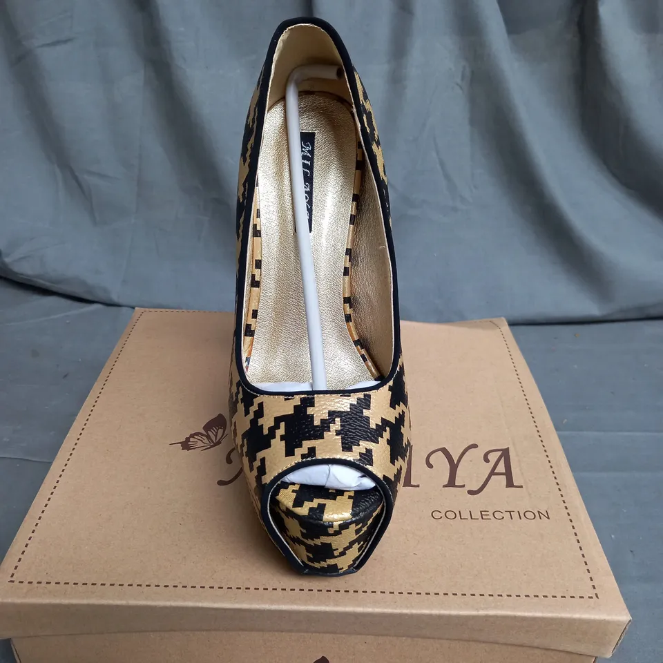 APPROXIMATELY 12 WOMENS GOLD PATTERN HIGH HEEL SHOES IN VARIOUS SIZES