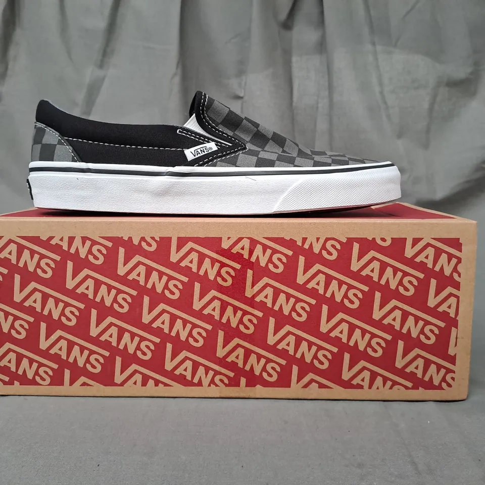 BOXED PAIR OF VANS CLASSIC SLIP-ON SHOES IN GREY/BLACK CHECKERBOARD UK SIZE 6