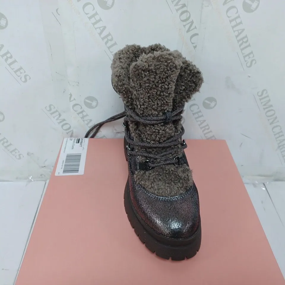 BOXED PAIR OF MODA IN PELLE ZERMATT BOOTS IN BROWN SIZE 4 