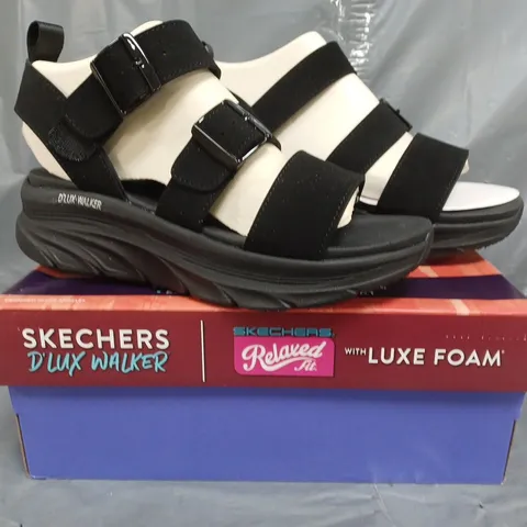 BOXED PAIR OF SKECHERS D'LUX WALKER RETRO COSMOS SANDALS IN BLACK SIZE 7