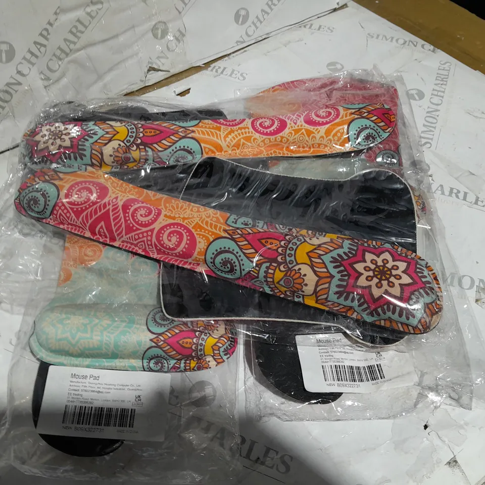 LOT OF 4 MOUSE MAT AND WRIST SUPPORT SETS