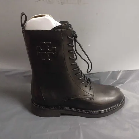 BOXED PAIR OF TORY BURCH DOUBLE COMBAT BOOTS IN GLOSSY CALF LEATHER - US 6.5