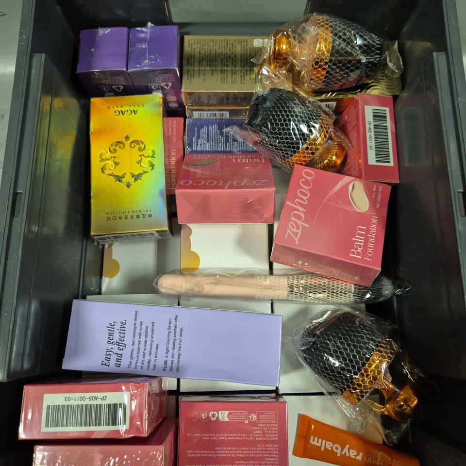 APPROXIMATELY 20 ASSORTED HEALTH & BEAUTY PRODUCTS TO INCLUDE MAKE UP BRUSHES, FACIAL HAIR REMOVAL CREAM, CAVITY HEALING GEL ETC 