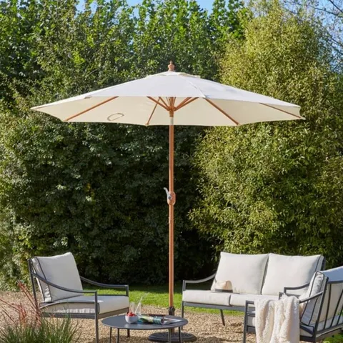 BOXED 2.7M CREAM PARASOL WITH WOOD EFFECT POLE (1 BOX)