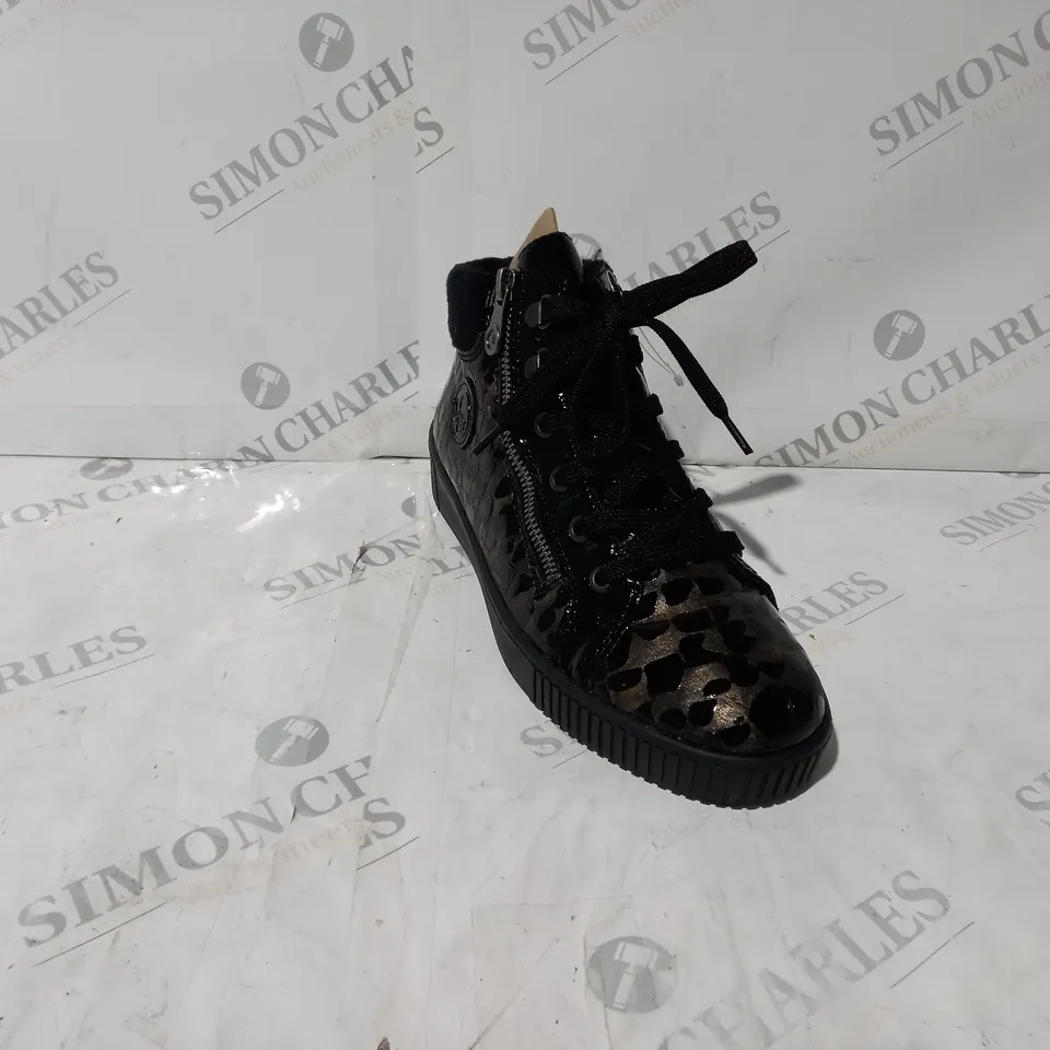 BOXED PAIR OF RIEKER FLEECE LINING BLACK PATENT/BRONZE SIDE ZIP TRAINER BOOTS IN BLACK UK SIZE 5