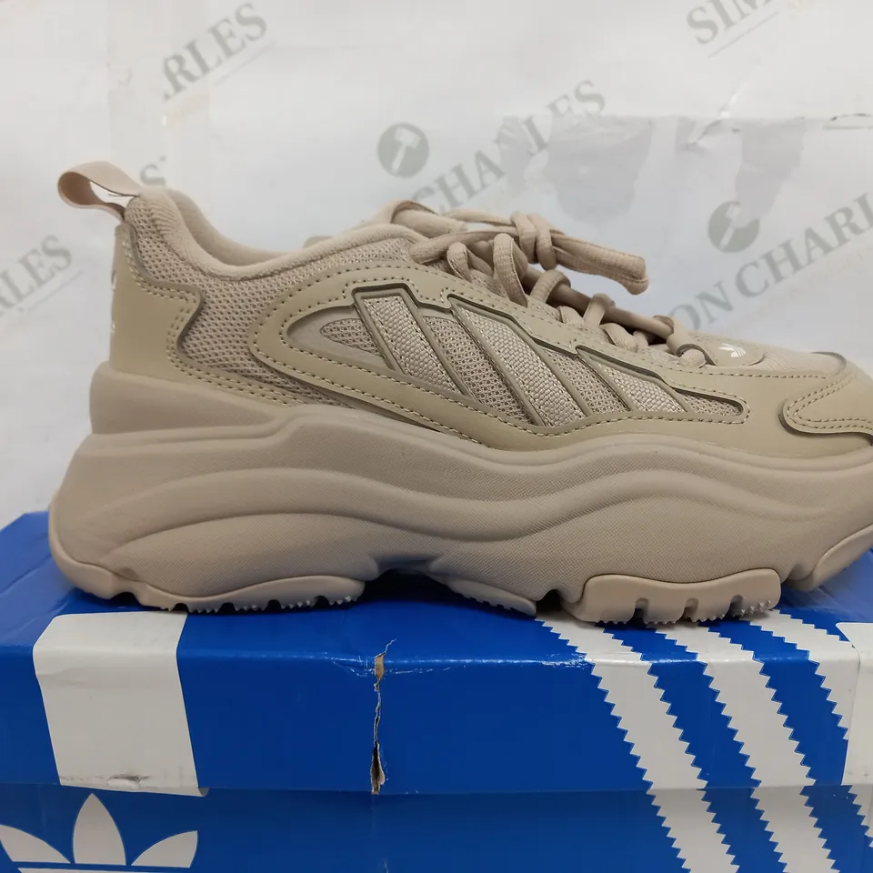 BOXED PAIR OF ADIDAS ORGINAL AOZGAIA WOMENS TRAINERS IN BEIGE - UK 4