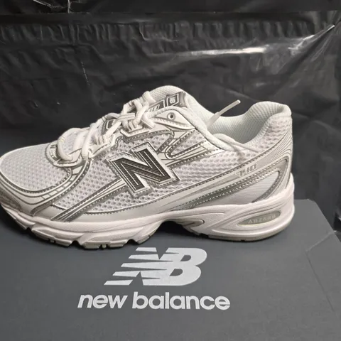 NEW BALANCE U740WM2 TRAINERS – MEN'S UK 5.5 (US 6, EUR 38.5) GREY/WHITE – BOXED