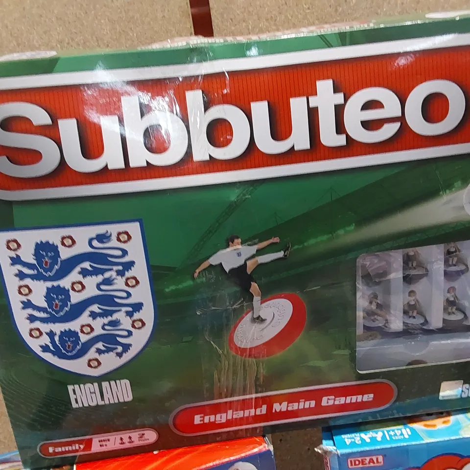 BOX OF APPROXIMATELY 10 BOXED TOYS TO INCLUDE: GASSY GUS GAME, SAUSAGE DOG, PLAYMOBIL SET, SUBBUTEO GAME, FLYING SPIDERMAN, COCO MELON CAR ETC.