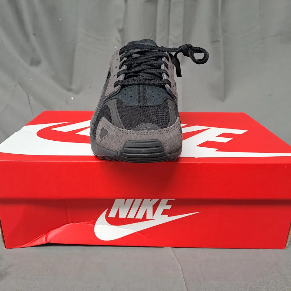 BOXED PAIR OF NIKE AIR HUARACHE RUNNER SHOES IN BLACK/GREY UK SIZE 8.5